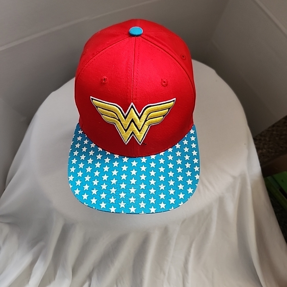 DC Comics Vibrant Red Cap - Picture 4 of 9